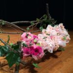 手づくりの椅子に花束をかざる