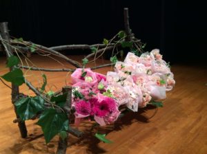 手づくりの椅子に花束をかざる