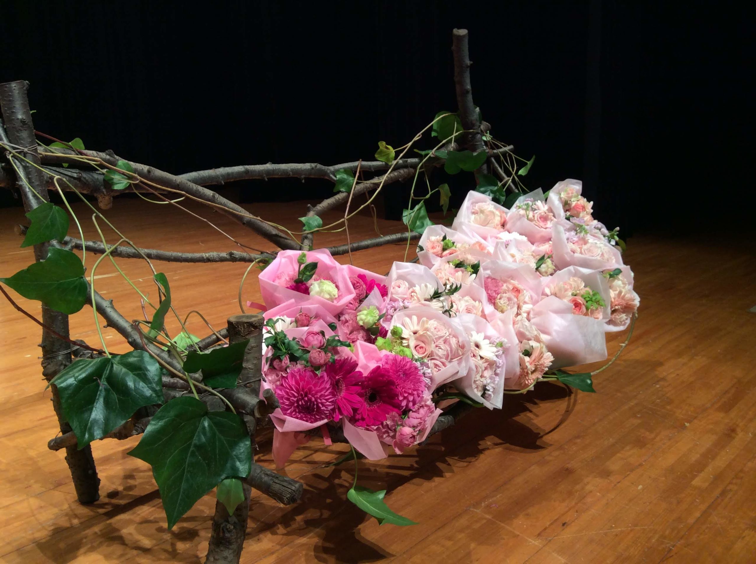 手づくりの椅子に花束をかざる